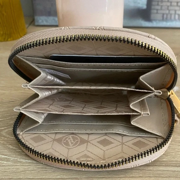 NWT gorgeous Adrienne Vittadini Card/Key Chain Wallet - Picture 5 of 5